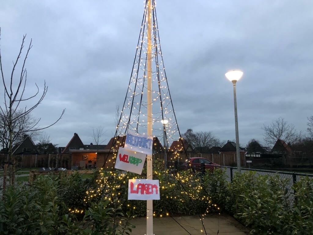 Een grote verlichte kerstboom in de tuin van het Vandermolenhuis. Foto: PR