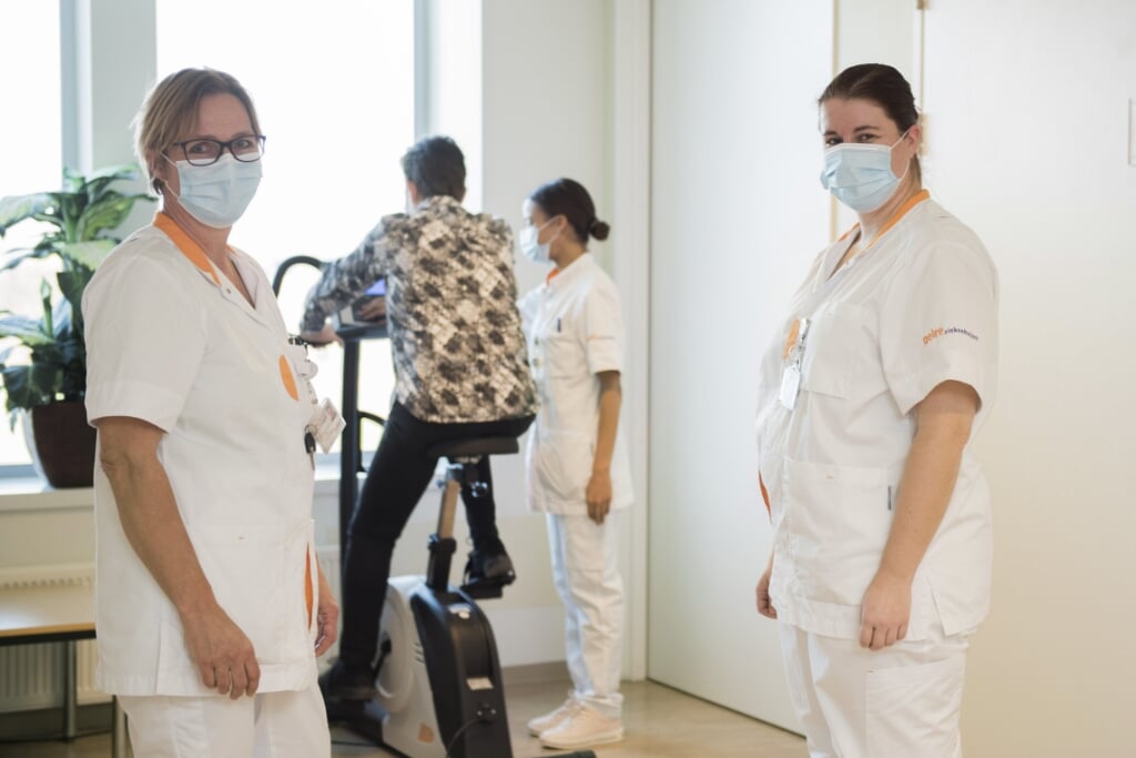Verpleegkundigen van afdeling chirurgie en de fysiotherapeut die patiënt instructies geeft bij de nieuwe hometrainer in Gelre Zutphen. Foto: Medische Fotografie Gelre ziekenhuizen