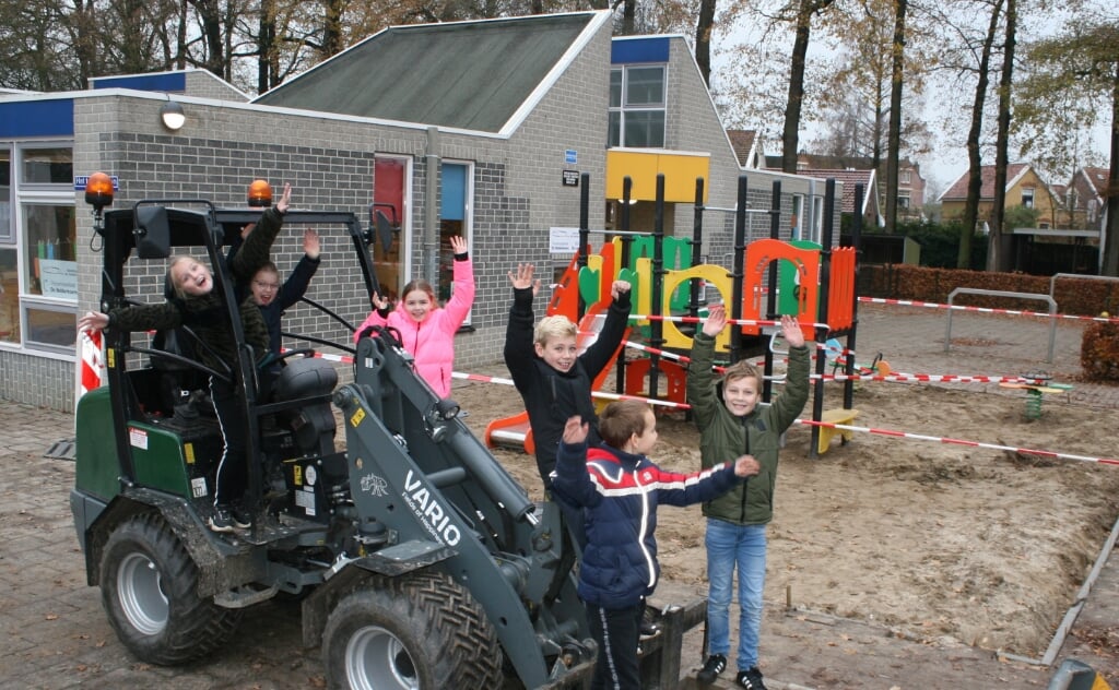 vlnr. Mila, Zoë, Sara, Milan, Stan en Noud zijn blij met hereniging speeltoestellen bij basisschool De Leeuw. Foto: Jos Betting