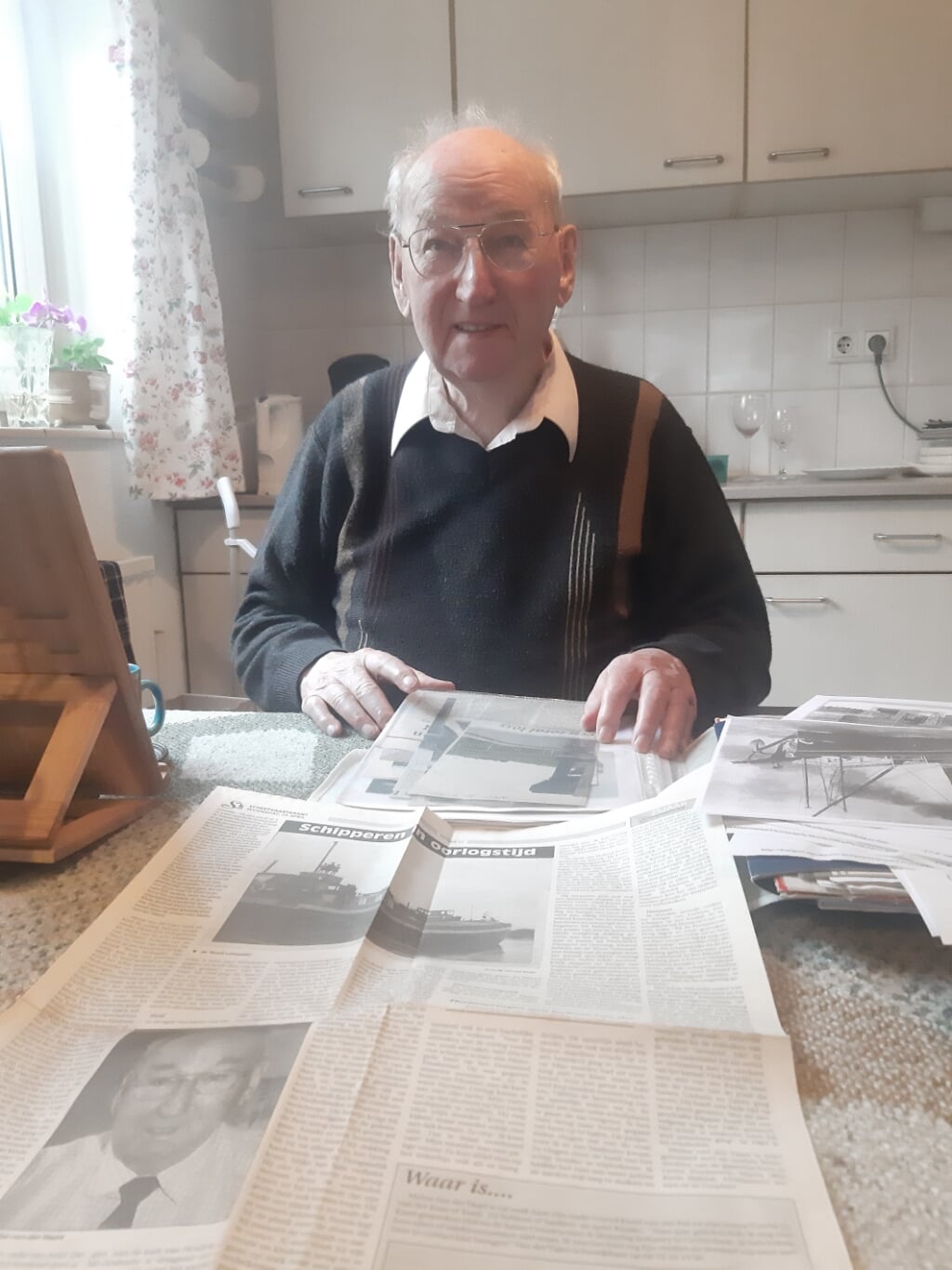 Meine van der Vaart toont een paginagroot artikel uit de Scheepvaartkant waarin hij over zijn oorlogstijd vertelt. Foto: Rudi Hofman