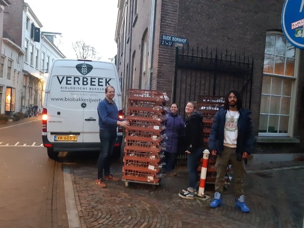 Medewerkers halen de vers gebakken kerstollen van Bakkerij Verbeek uit Brummen op. Foto: PR