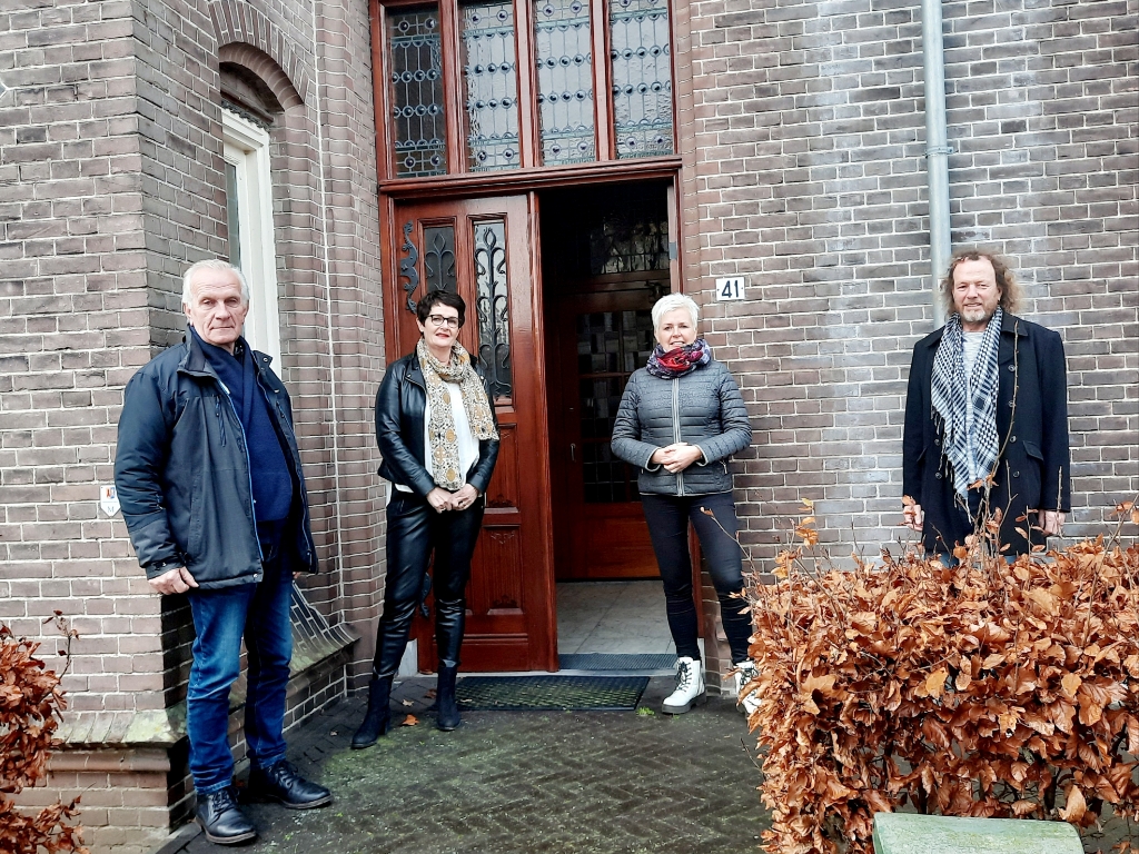 Henry Waalderbos, Els Grevers, Angela Krabbenborg en Jos Kolkman  (vlnr) zijn blij met de nieuwe bestemming van de oude pastorie in Zieuwent. Foto: Kyra Broshuis