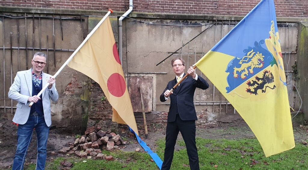 Peter Nieuwenhuis (l) met de vlag van de Heerlijkheid Borculo en Ridder van Gelre Bas Steman met de vlag van de hertog van Gelre. Foto: Rob Weeber