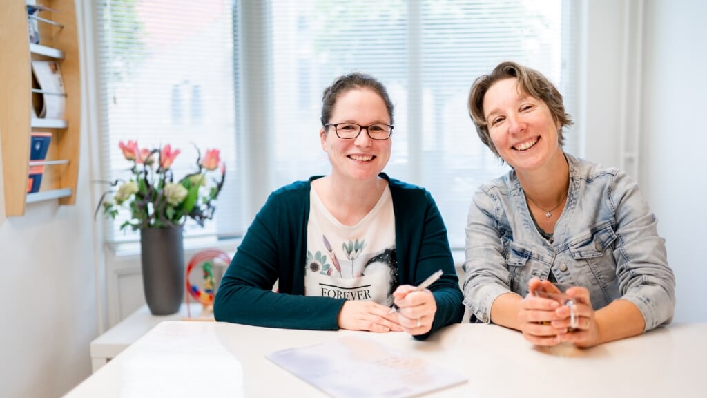 Petra Heuts (links) en Barbara Steverink van Verloskundigenpraktijk Het Uilennest. Foto: PR