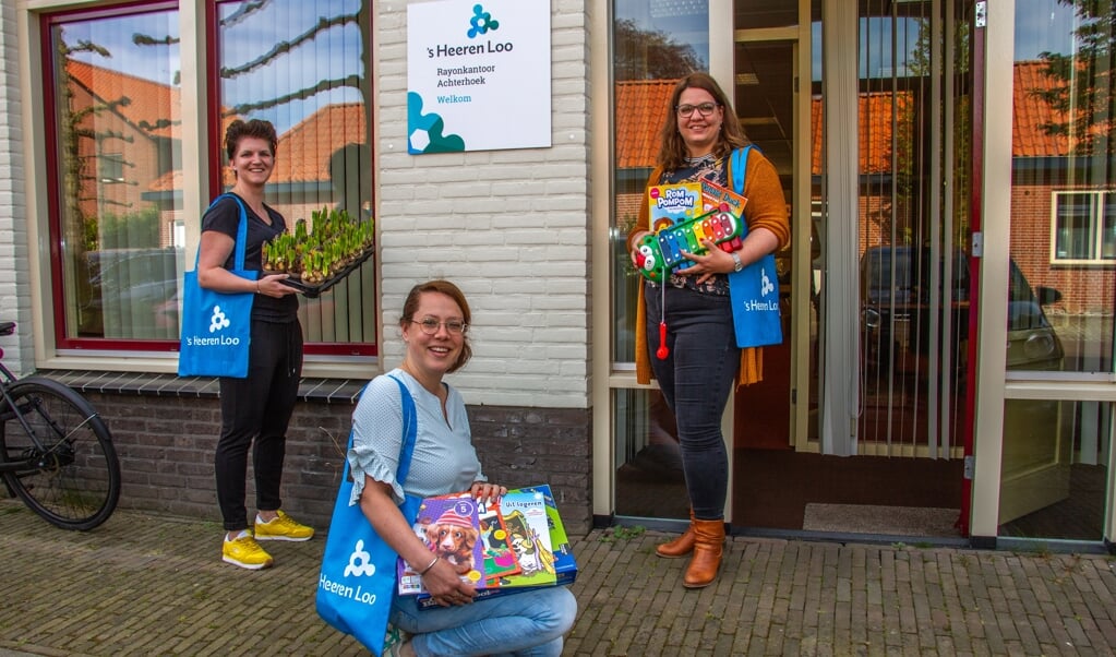 Marloes Geerdes (l.), Leonie Tragter en Frederike van Bakel pakken 75 tasjes in die naar gezinnen gaan van 's Heeren Loo. Foto: Liesbeth Spaansen