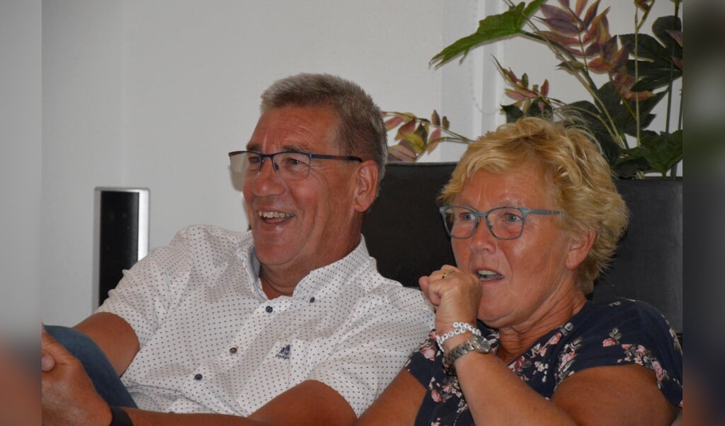Verbazing en blijdschap bij echtpaar Van Meurs bij het zien van de videoboodschap. Foto: M.D. van Meurs