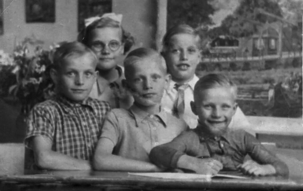 Foto van Henk Terink (10 jaar, midden) met zijn broers en zus, circa 1943, Privéarchief.