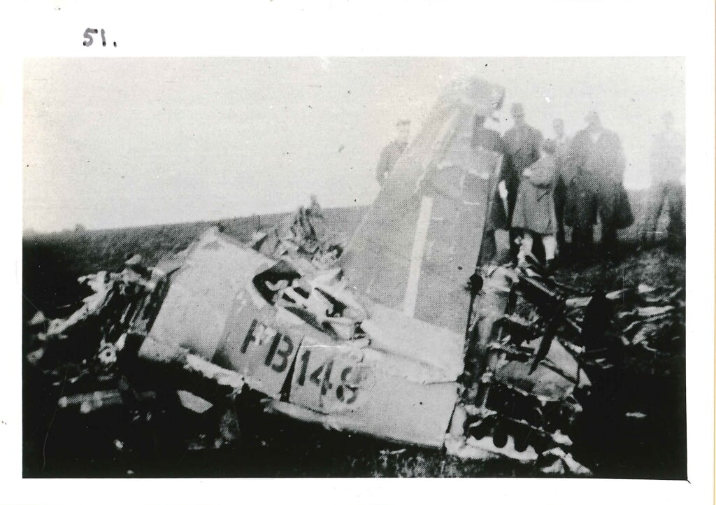 Foto van vlak na de crash van de Mustang FB148 waarmee Bill Abbott op 9 september 1944 neerstortte.
Foto: Collectie Vrijheidsmuseum Groesbeek  