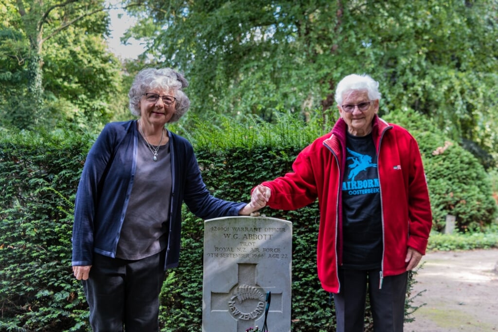 Bills nicht Josephine Fisher en Lenie van Avezaath bij het graf van Bill Abbott, september 2019. 
Foto: Henk Derksen