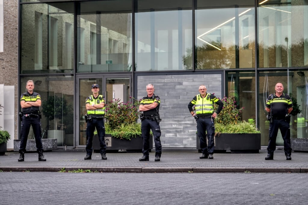 Het team van wijkagenten in Bronckhorst: v.l.n.r. Wouter Pol (Zelhem), Paul Stoter (Vorden), Jack Witmarsum (Hummelo & Keppel), Frans Geerdink (Hengelo) en Hans de Voer (Steenderen). Foto: Luuk Stam