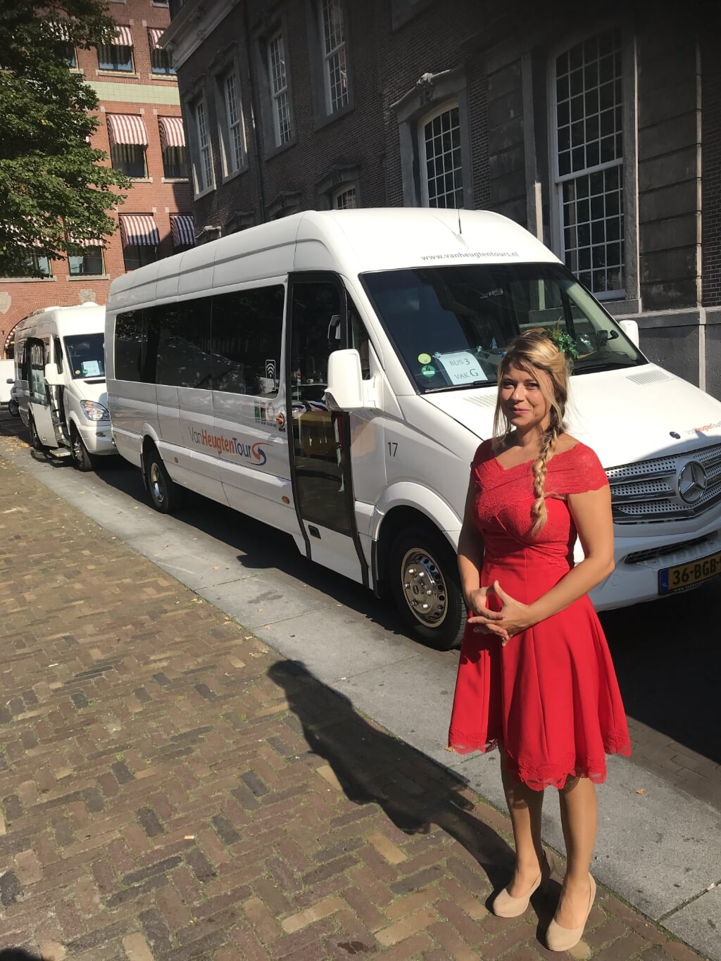 GroenLinks-Kamerlid Lisa Westerveld droeg op Prinsjesdag de rode jurk die ze in 2017 aanhad tijdens het huwelijk van haar middelste broer. Foto: Margreet de Boer