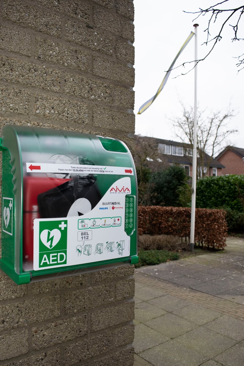 De AED aan de Weerdslag 108 is beschikbaar. Foto: PR