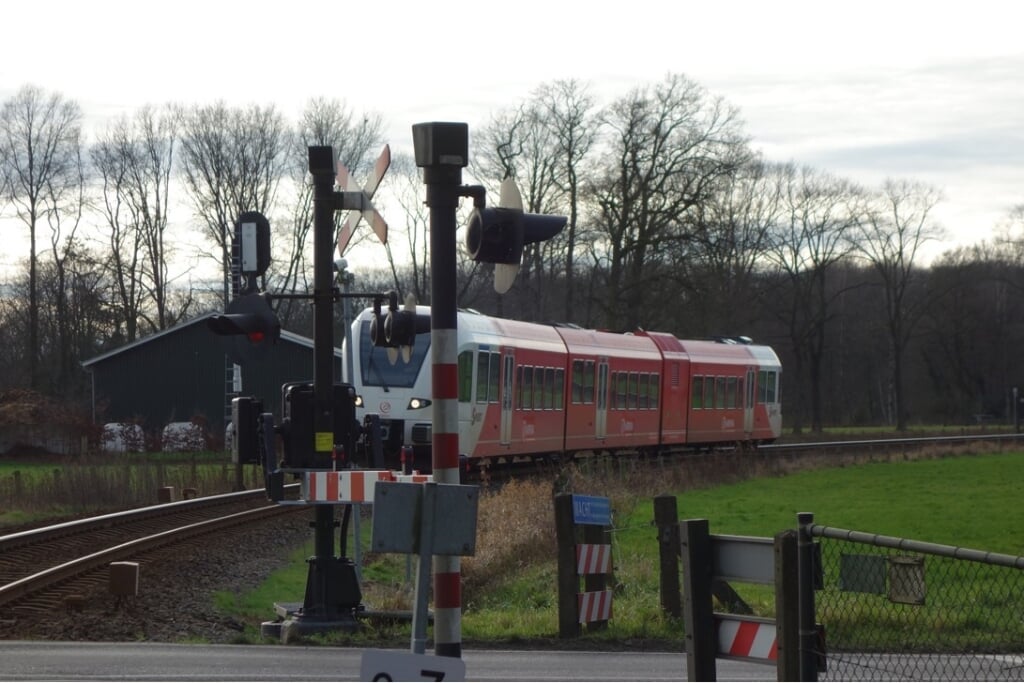 De Arriva-trein, hier in de scherpste bocht van Nederland. Foto: PR