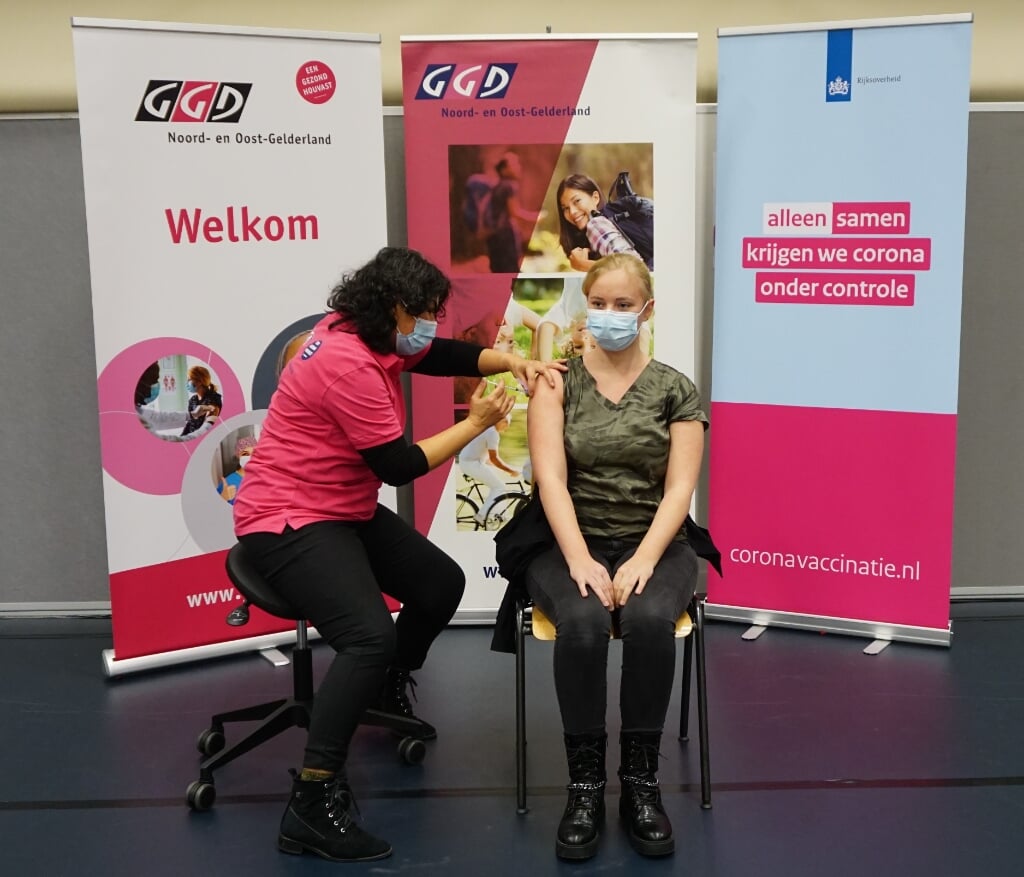 Kim Stemerdink, verpleegkundige bij Marga Klompé, krijgt een vaccinatie tegen corona. Foto: GGD Noord- en Oost-Gelderland