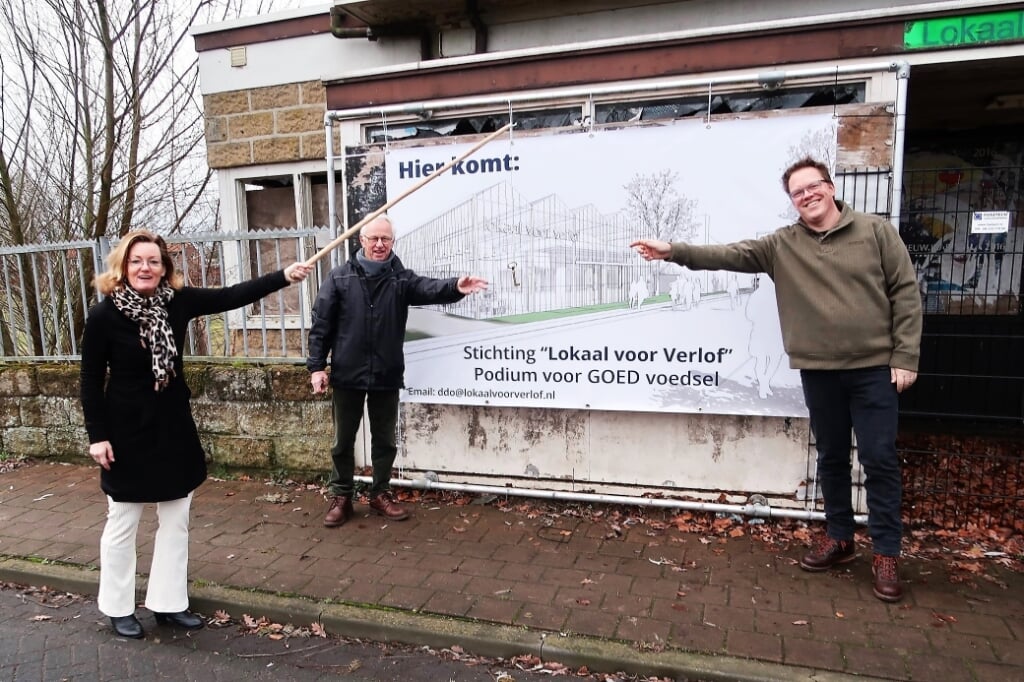 Samen met Daan den Older (midden) en Ben Freriks (rechts) overhandigt wethouder Marieke Frank de sleutel voor de metamorfose van het voormalige Café Arink. Foto: Theo Huijskes