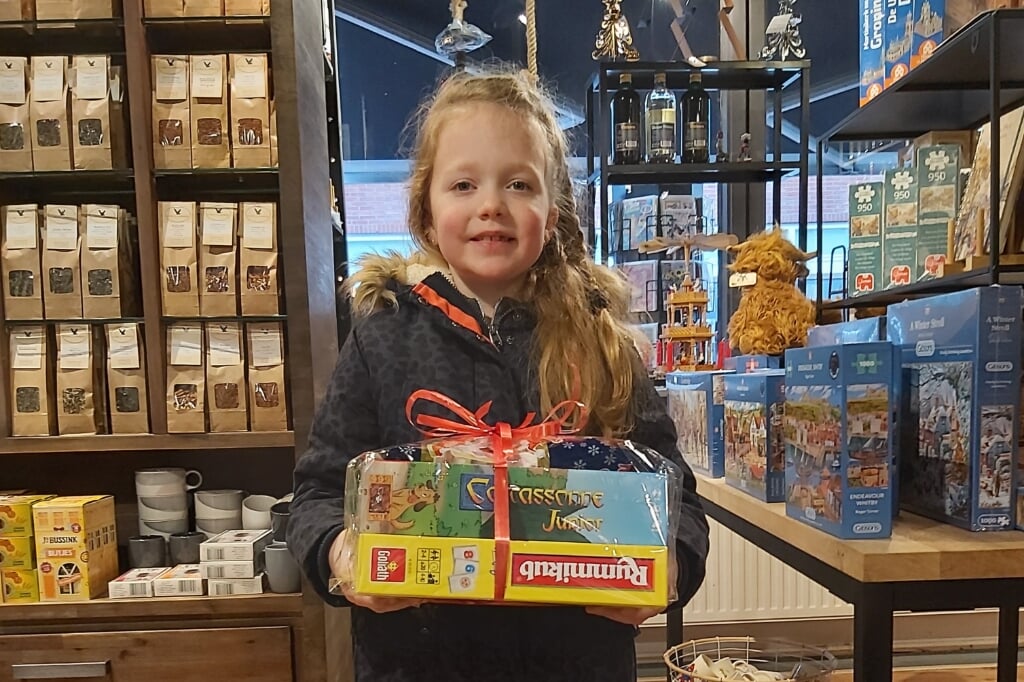 Winnaar van de kerstballenactie in de categorie kinderen werd Puck Roosenboom uit Neede. Foto: PR