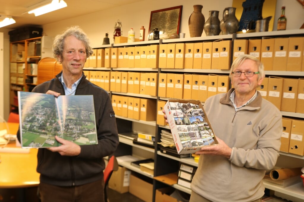 Jan Haijtink (met boek) en Henk Hietbrink (met foto's) in het archief van De Elf Marken. Foto: Arjen Dieperink