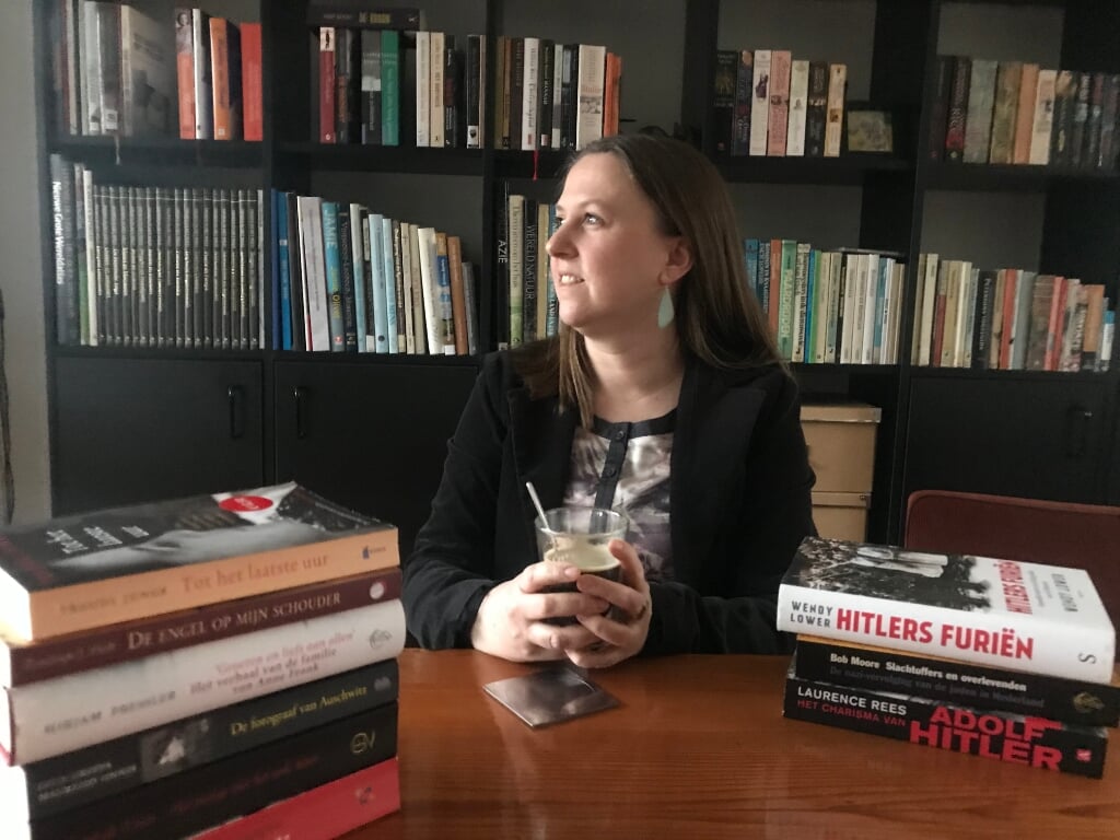 Leonie Holweg voor haar boekenkast. Foto: Barbara Pavinati