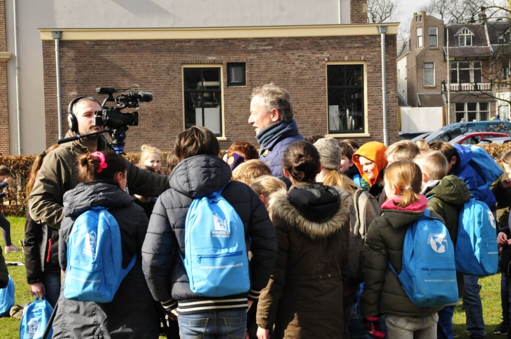 Jos van den Mosselaar te midden van scholieren tijdens 'Wandelen voor Water'. Foto: PR