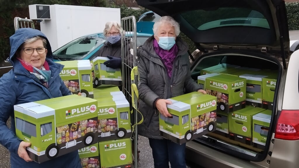 Met volgeladen auto’s bezorgden vrijwilligers meer dan 150 dozen met levensmiddelen bij dorpsgenoten. Foto: PR