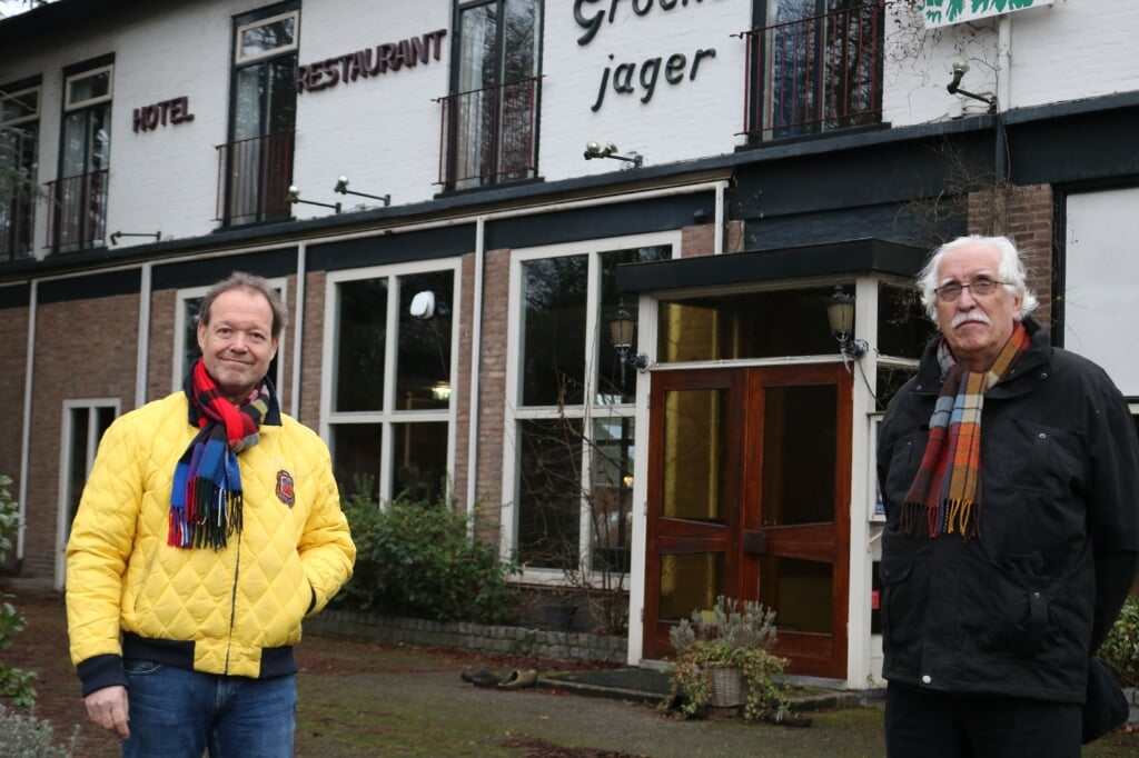 Ron Buurman (l) en Eduard Besselink vinden het mooi dat De Groene Jager nog toekomst heeft. Foto: Arjen Dieperink