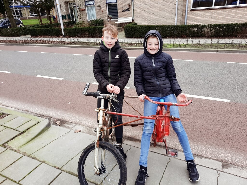 Neefjes Pim (links) en Stan Klein Tuente op een zelfgebouwde fiets. Foto: Kyra Broshuis