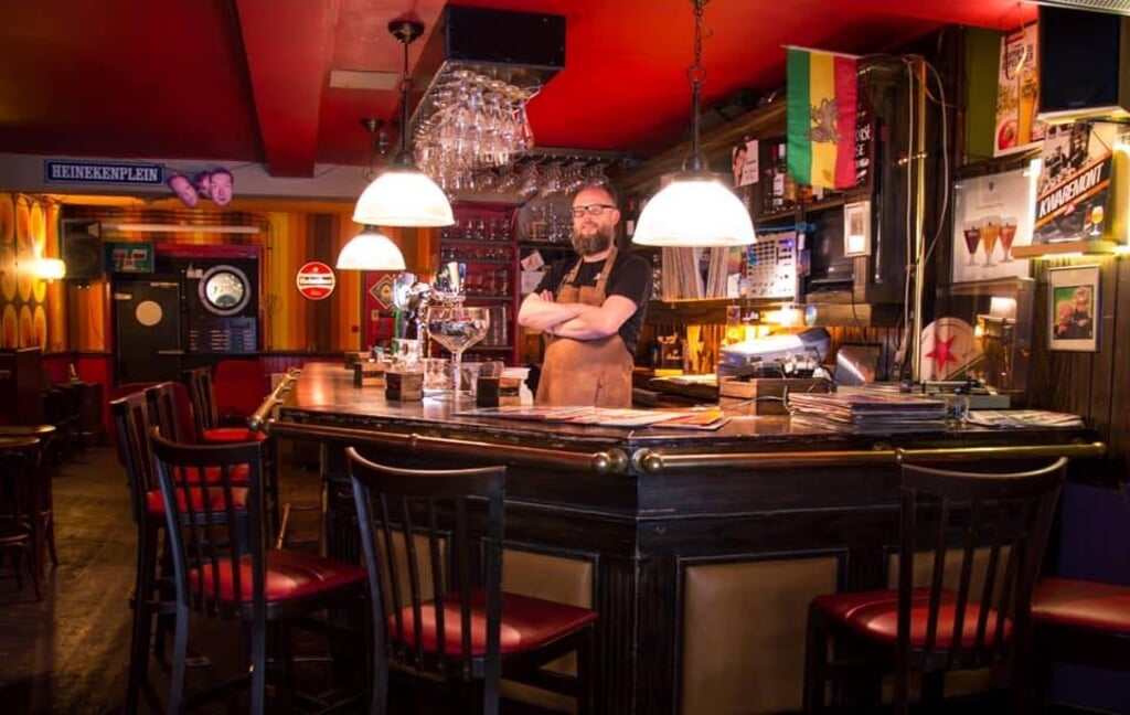 Bert van Tuijl achter de bar van café La Touche. Foto: Lennart Stolte