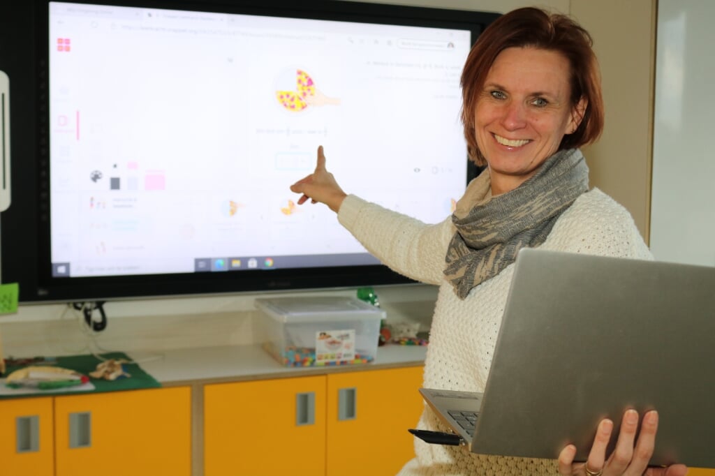 Juf Esther van de Berg geeft liever les met het digitalebord les dan via de laptop. Foto: Arjen Dieperink