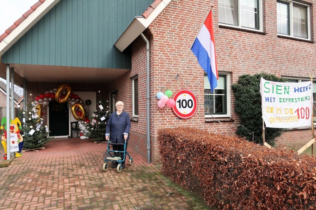 De 100-jarige Sien Blokhuis-Brunninkhuis voor haar woning in Groenlo. Foto: Theo Huijskes