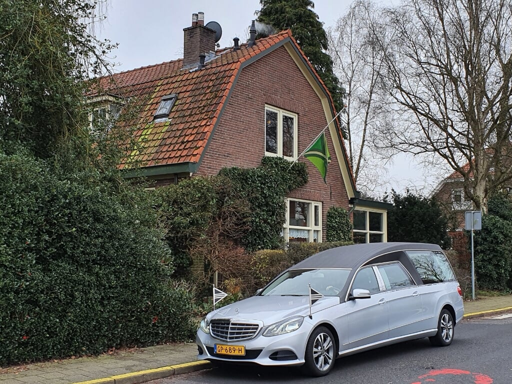 De Achterhoekse vlag hangt halfstok aan het huis van de overleden meester Chris te Winkel. Foto: Alice Rouwhorst