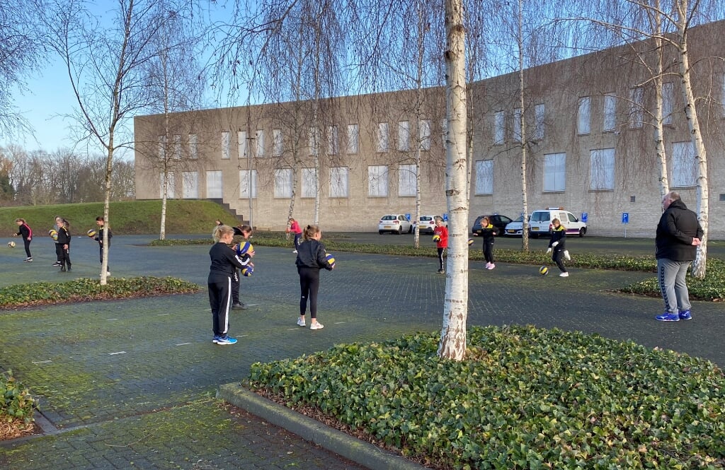 De mini's van DVO trainen buiten bij het gemeentehuis in Hengelo. Foto: Maureen Veenhuis