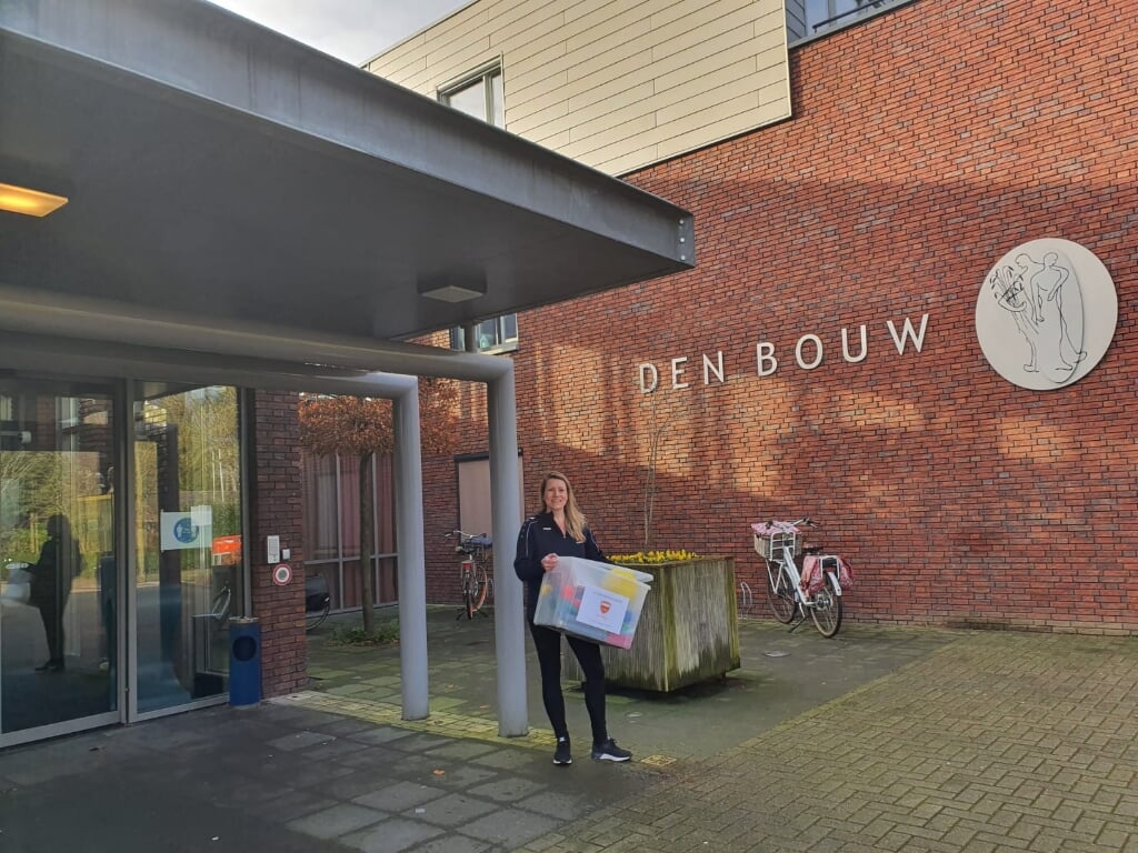 Mirjam Beltman van Zutphen Actief levert de beweegID-kist af bij zorgcentrum Den Bouw in Warnsveld. Foto: PR