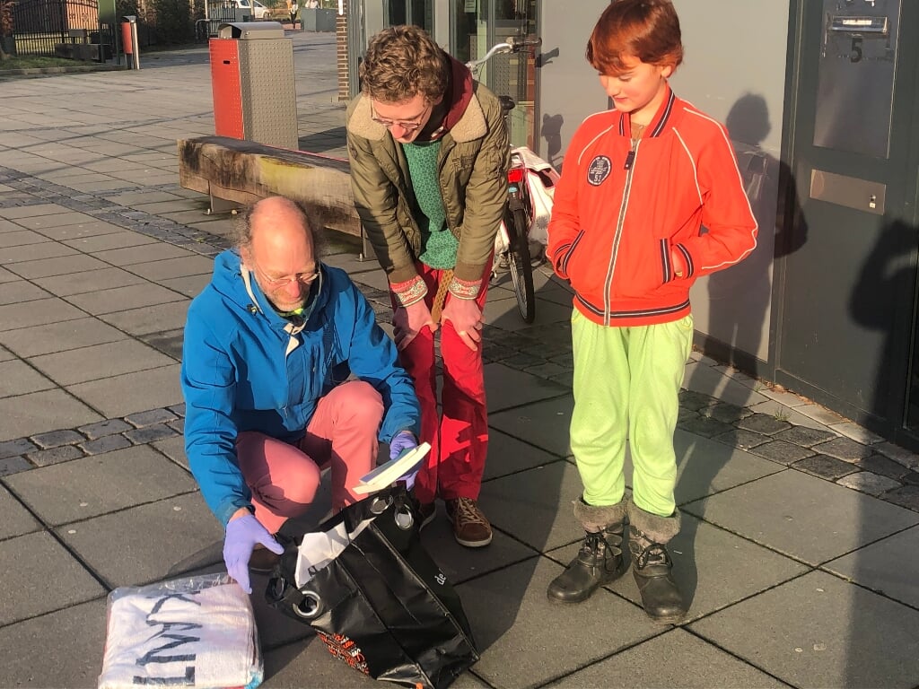 Marco, Nanoek en Juniper, de ontvangers van het 5000ste tasje, uitgereikt in de Bibliotheek Winterswijk. Foto: PR