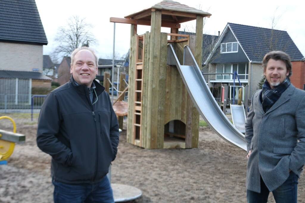 Secretaris/penningmeester Herbert Timmerije (l.) en voorzitter Bram Kreunen zijn blij met de nieuwe klimtoren. Foto: Arjen Dieperink