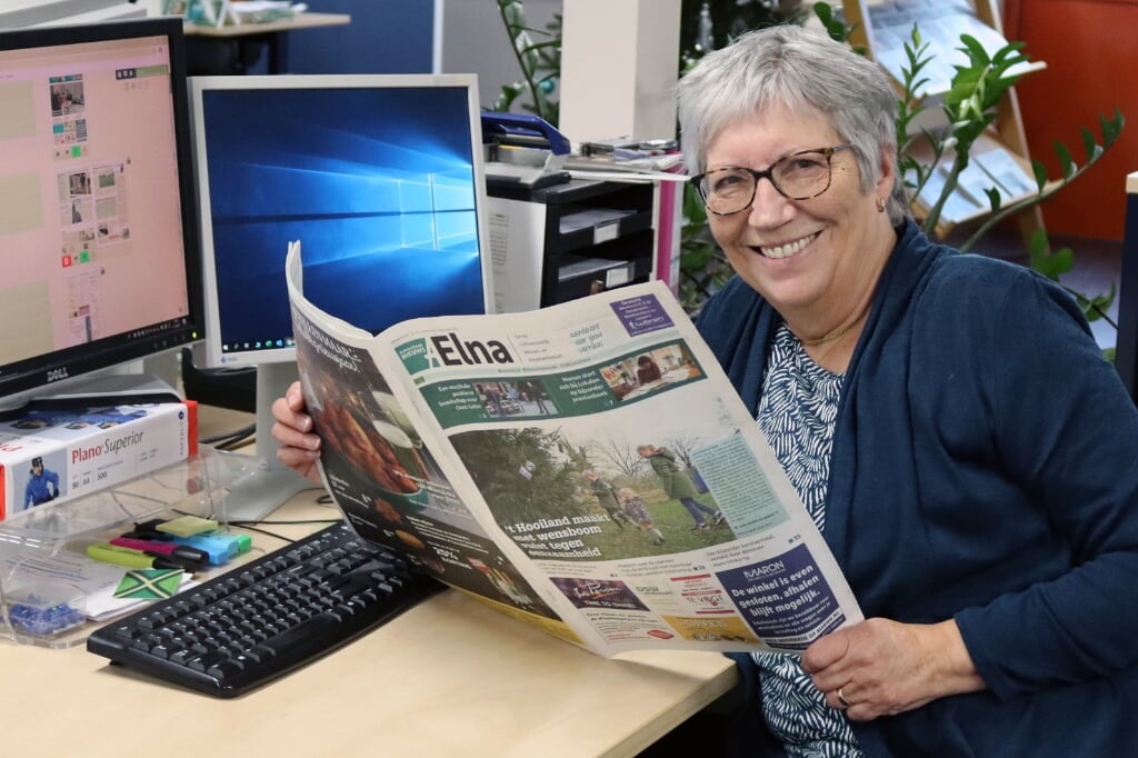 Betsie Weikamp op haar vertrouwde werkplek bij Achterhoek Nieuws in Lichtenvoorde met haar meest vertrouwde krant. Foto: Gerwin Nijkamp