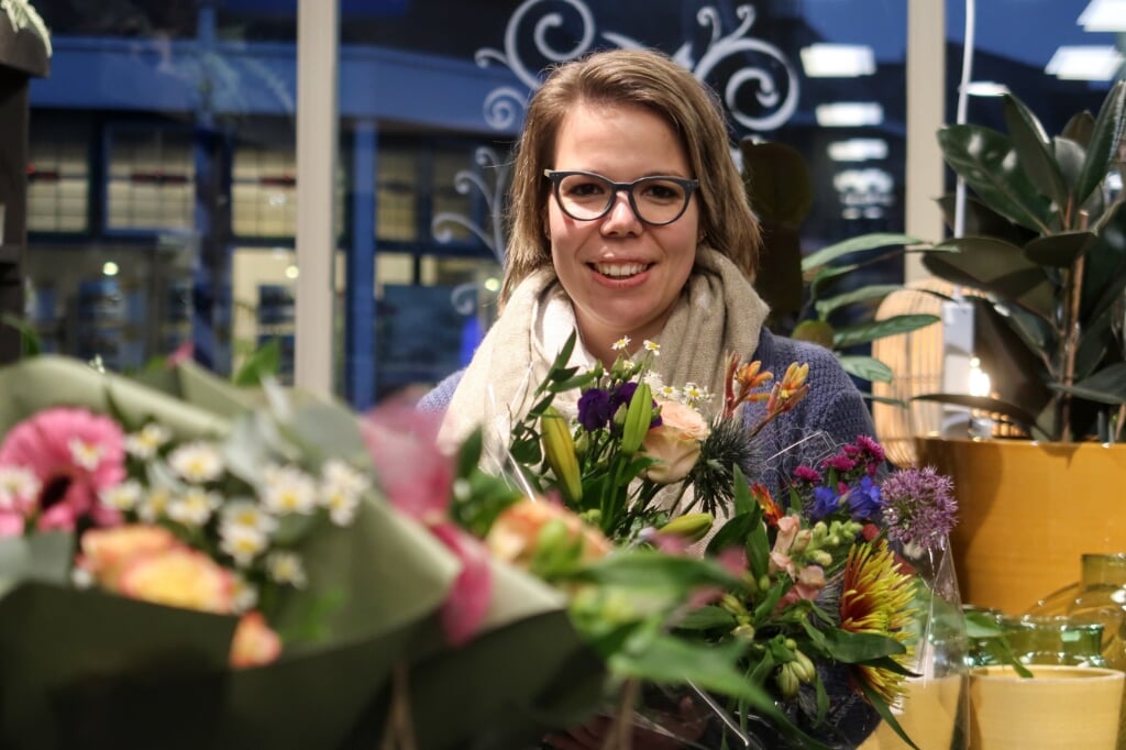 Werken tussen de bloemen doet Tessa Vossers al jaren, nu heeft ze haar eigen bloemenzaak. Foto: Luuk Stam