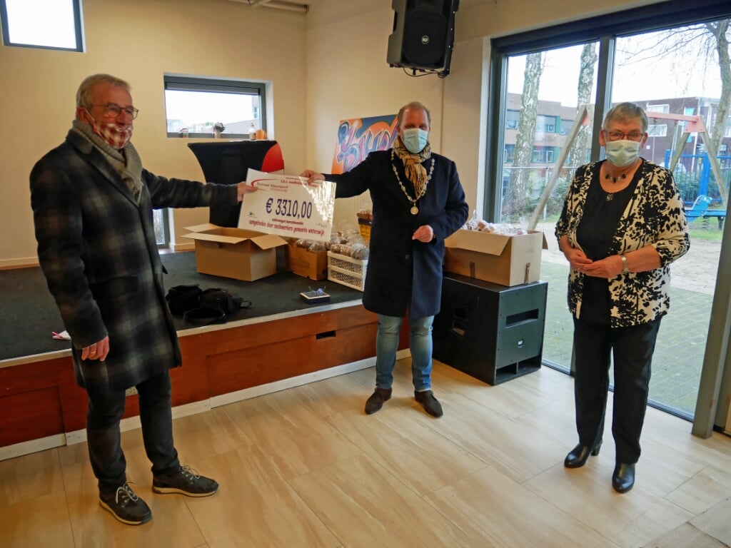 Burgemeester Bengevoord overhandigde vrijdag de cheque. Foto: PR Gemeente Winterswijk