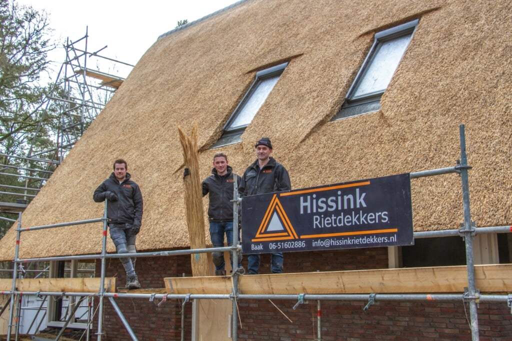 Nick, Stijn en René Franken van Hissink Rietdekkers hebben de rieten kap van Huis Reebok gerealiseerd. Foto: Liesbeth Spaansen