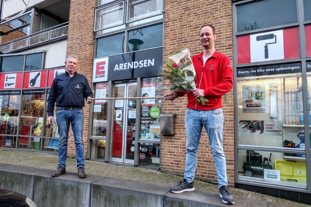 Richard Arendsen (links) stelt de nieuwe eigenaar van Arendsen Niels Derksen voor. Foto: Luuk Stam 