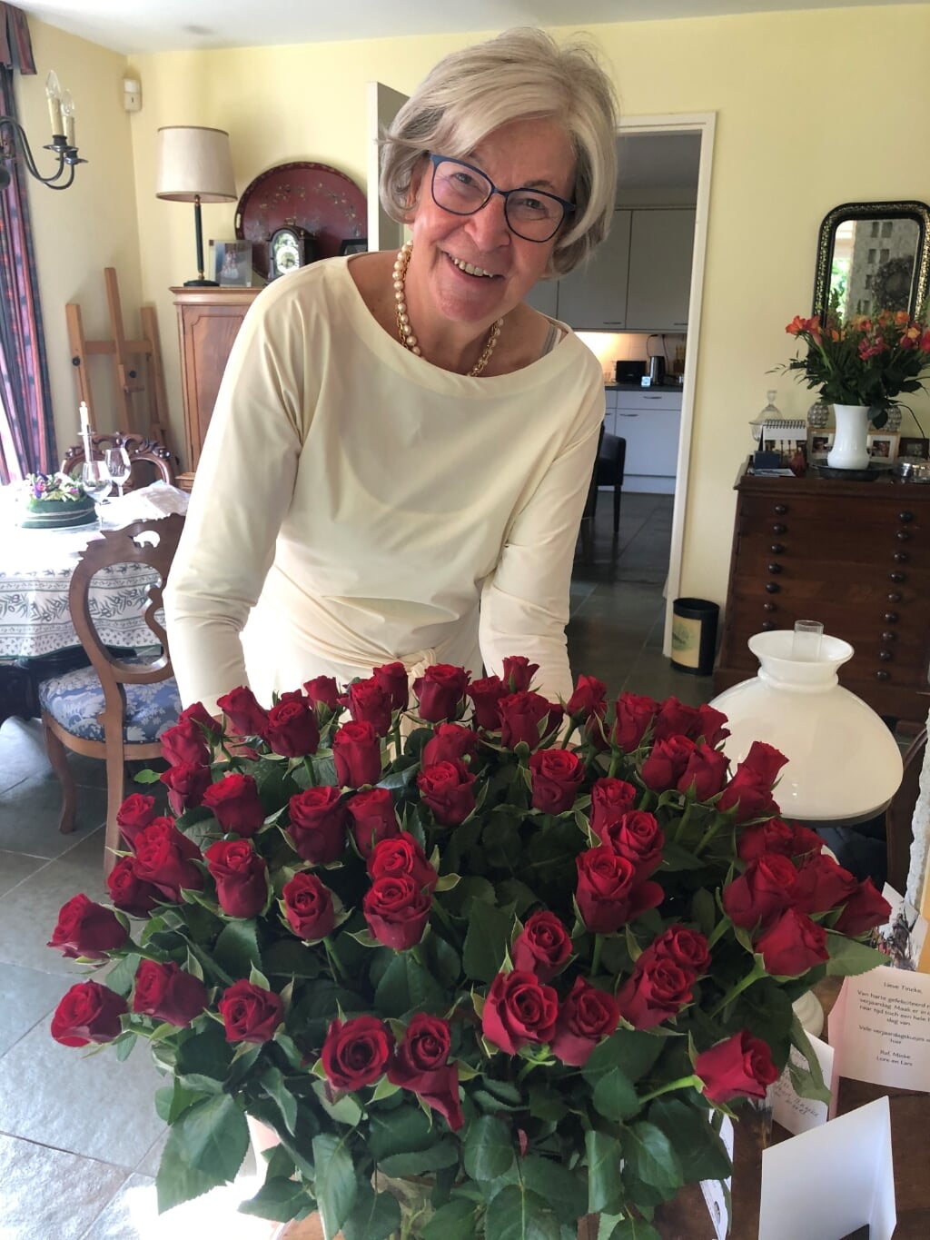 Tineke Roorda, op haar 76ste verjaardag door haar man Sjoerd verblijd met 76 rozen. Eigen foto