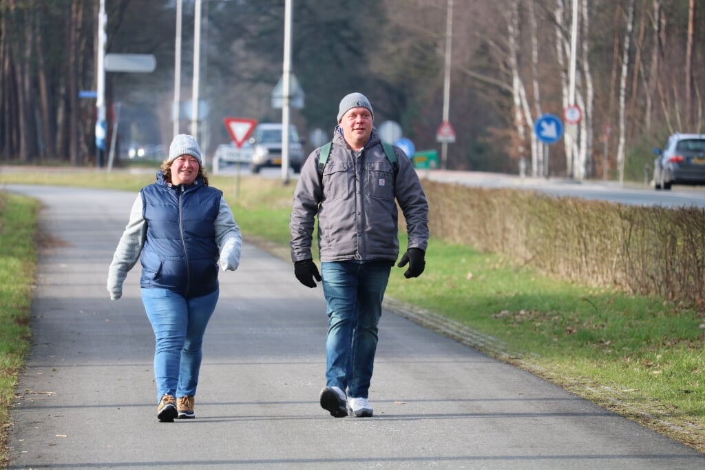 Monique van Ruiten en Arthur Brinkert lopen iedere werkdag van Zutphen naar Lochem. Foto: Arjen Dieperink