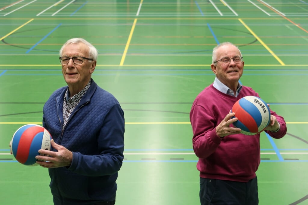 Keijenborger Henk Takkenkamp (links) was in 1971 één van de oprichters van volleybalvereniging DVO. Zijn dorpsgenoot Piet Gerritsen was de eerste trainer. Foto: Luuk Stam