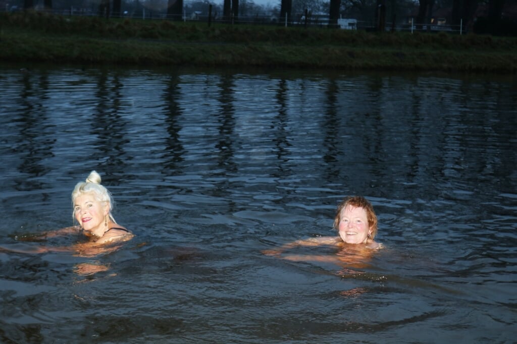 Dieks Schutmaat (l.) en Edith Meutstege in de koude Berkel. Foto: Arjen Dieperink