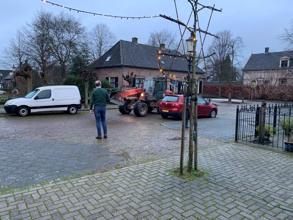 Dierenarts Arjan den Hertog heeft het druk tijdens de drive-through voor de dierenartsenpraktijk in Steenderen. Foto: Maike van der Geest