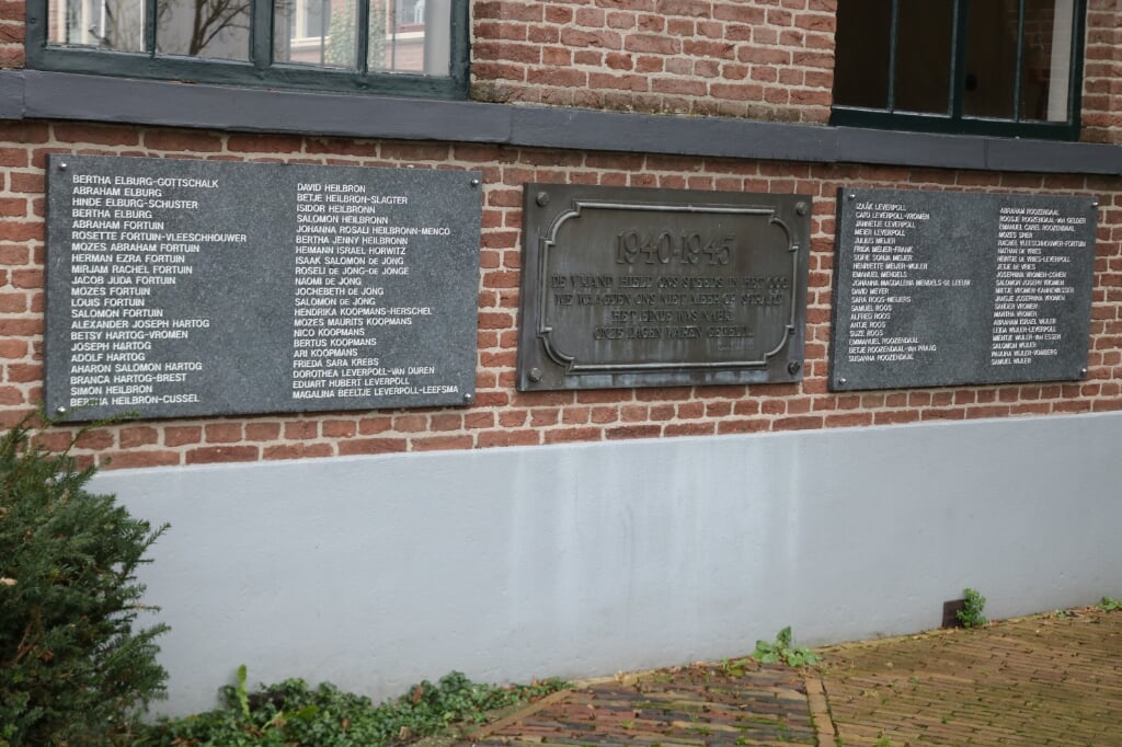 Aan de synagoge hangen de platen met de namen van de vermoorde Joodse burgers van de stad Lochem. Foto: Arjen Dieperink