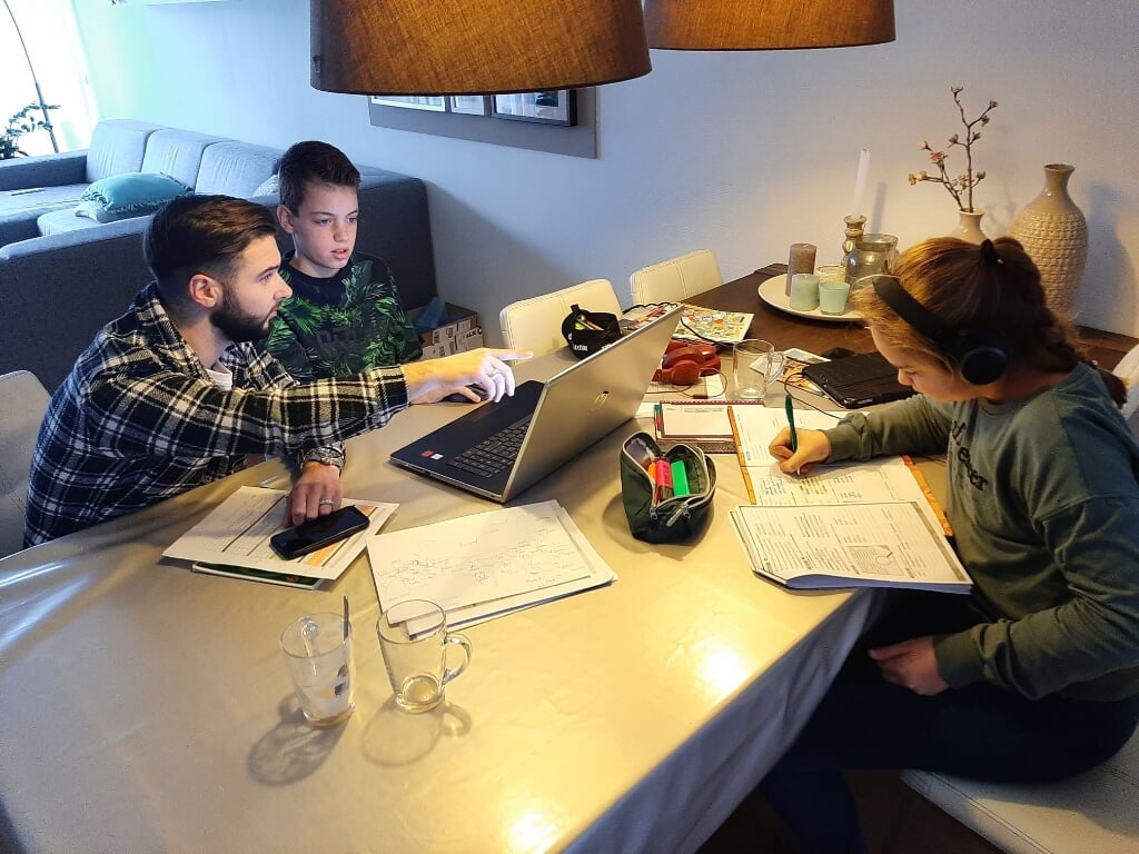 Graafschap College-student Mitchel van Reij geeft les bij Koen en Irin thuis. Foto: PR