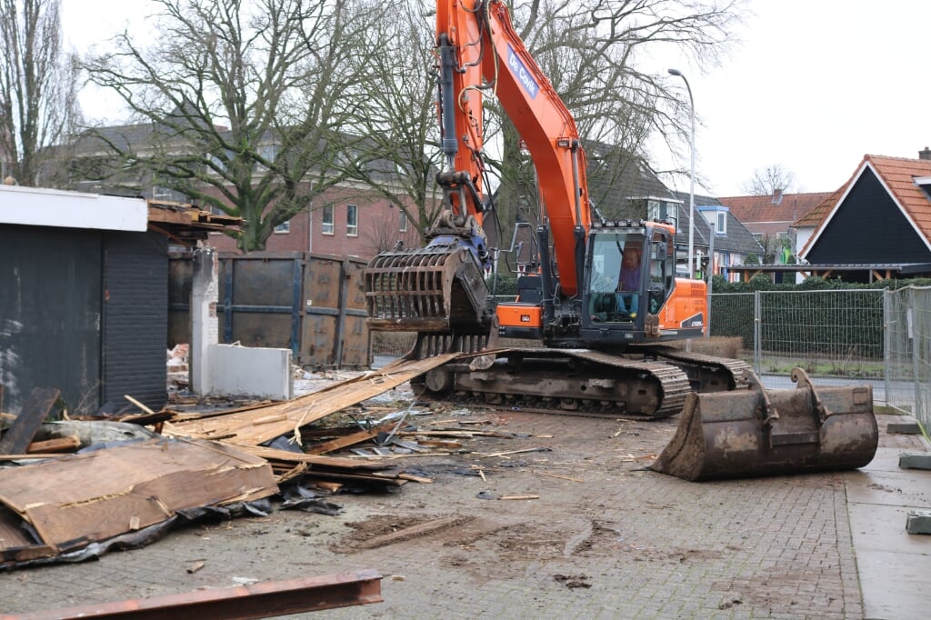 Maandag is een begin gemaakt met de sloop van het pand aan de Julianaweg 9 . Foto: Arjen Dieperink