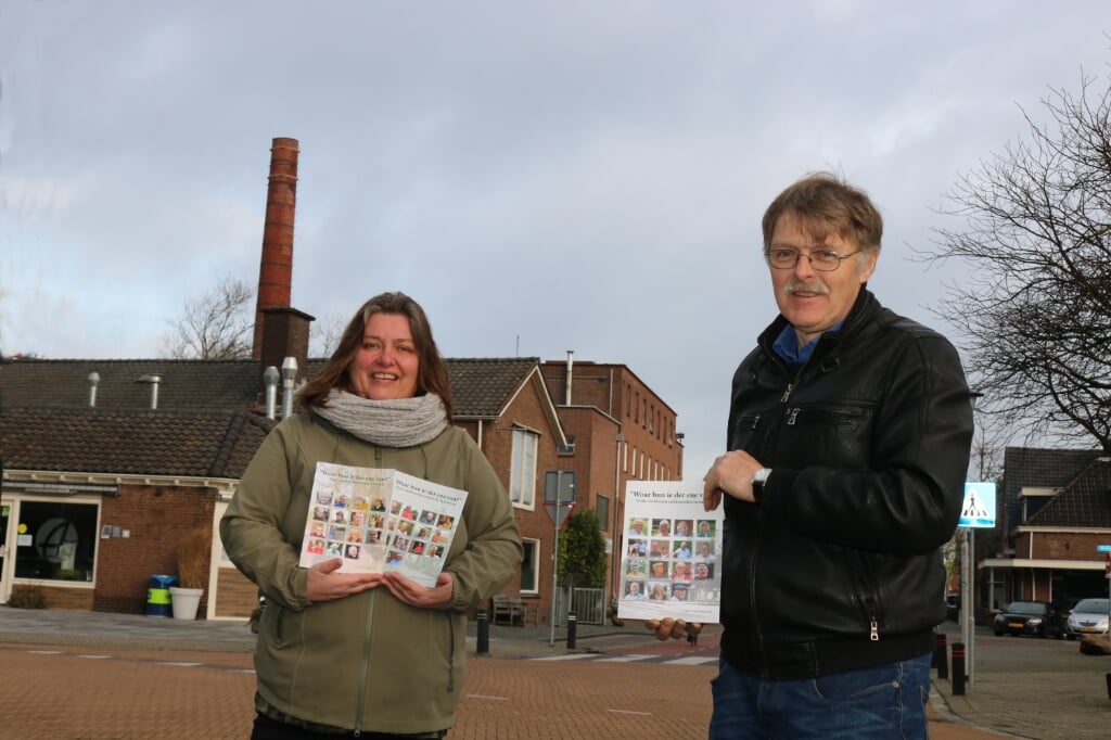 Annemiek Heinekamp-Teerink  en Herman Oltvoort tonen de drie delen van de serie 'Woar bun ie der ene van'. Foto: Arjen Dieperink
