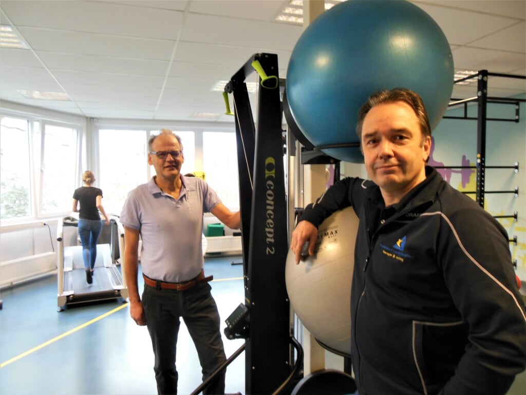 Gerard Timmer (vooraan) en Gerrit Wansink in de oefenzaal van Paramedisch Centrum Zutphen: “Het keurmerk is de kroon op ons werk.” Foto: Eric Klop