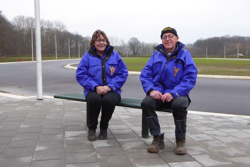 Joyce Mees en Auke Spijkstra voor de nieuwe asfaltbaan. Foto: Rob Weeber